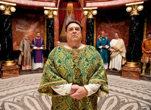 apst Sergius (John Goodman) übernimmt dank Johannas Hilfe wieder seine Amtsgeschäfte. Bild: Sender