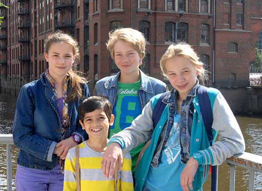Nina Pellicano (Carolin Garnier), Luis de Lima Santos (Emilio Sanmarino), Maximilian "Max" Paulsen (Bruno Alexander), Jessica "Jessi" Amsinck (Martha Fries). Bild: Sender/Romano Ruhnau"