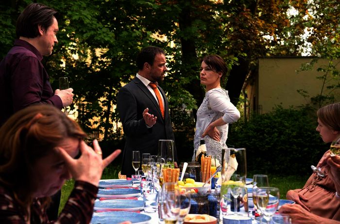 Frank Wiedemann (Jürgen Maurer) hat das Geschenk für Saskia vergessen. Katrin Wiedemann (Nicolette Krebitz) ist außer sich. Alle anderen sind betroffen. Bild: Sender / Ariane Krampe Filmproduktion / Christiane Pausch
