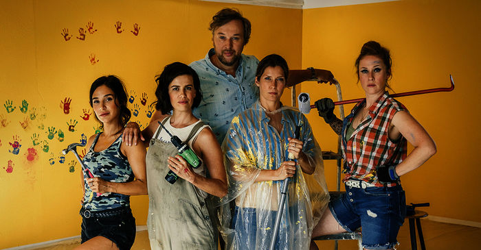 Kita geschlossen? Kein Problem! Die Eltern Tülin (Yasemin Cetinkaya), Marlene (Julia-Maria Köhler), Karl (Stephan Grossmann), Renate (Valerie Niehaus) und Rosi (Marlene Morreis), die einen KiTa-Platz suchen, renovieren neue Räume Bild: Sender / ZDF und Hendrik Heiden.