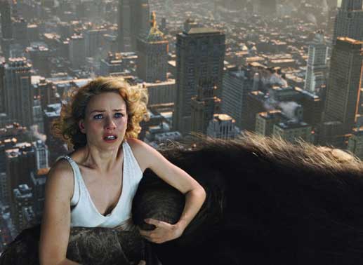 Mit Ann (Naomi Watts) im Arm flüchtet Kong vor der Armee. Doch schon bald werden sie von der Air Force unter Beschuss genommen. Bild: Sender / Universal Pictures