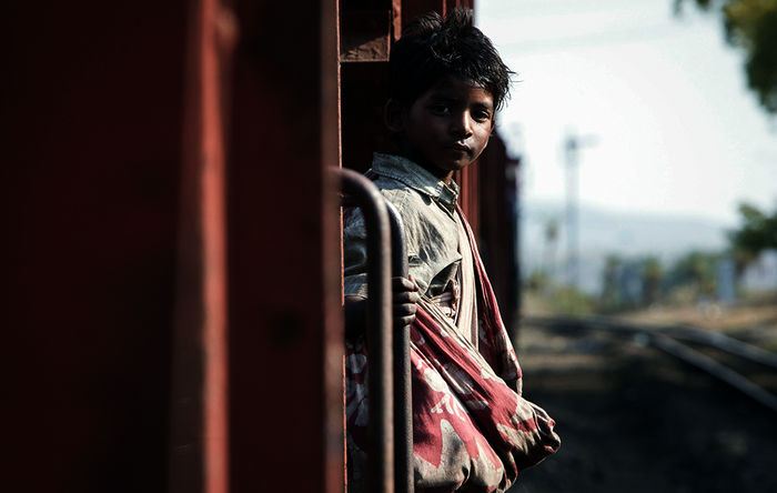 Allein in einem fahrenden Zug: Für den fünfjährigen Saroo (Sunny Pawar) beginnt eine Odyssee. Bild: Sender / ARD Degeto / Long Way Home Productions 2015