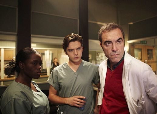 Dr. Monroe (James Nesbitt, re.) und seine Assistenzärzte Dr. Wilson (Michelle Asante, li.) und Dr. Springer (Luke Allen-Gale, Mi.) entdecken bei der jungen Alison Bannister einen gefährlichen Hirntumor. Bild: Sender / Justin Slee