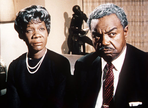 Im Bild: Eine weiße Schwiegertochter! Für Mrs. (Beah Richards) und Mr. Prentice (Roy E. Glenn) eine schwer erträgliche Vorstellung. Bild: Sender