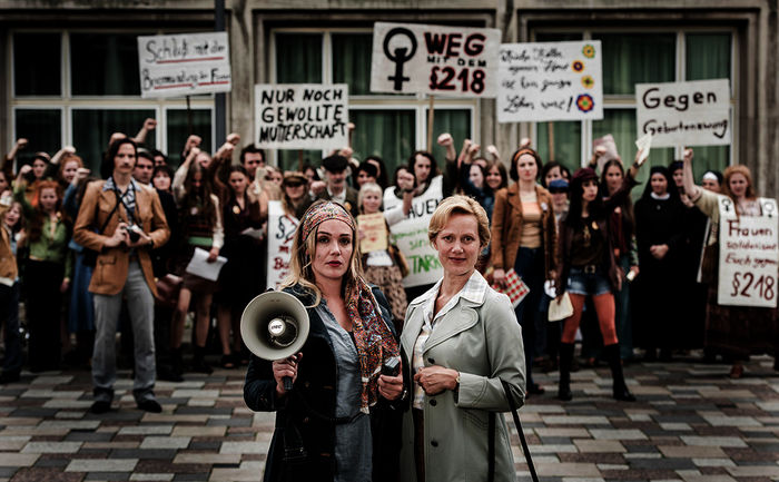 Charlotte Nikowski (Alwara Höfels) und Erika Gerlach (Anna Schudt) demonstrieren in Köln für die Legalisierung von Abtreibungen. Bild: Sender / ZDF und Martin Rottenkolber. 