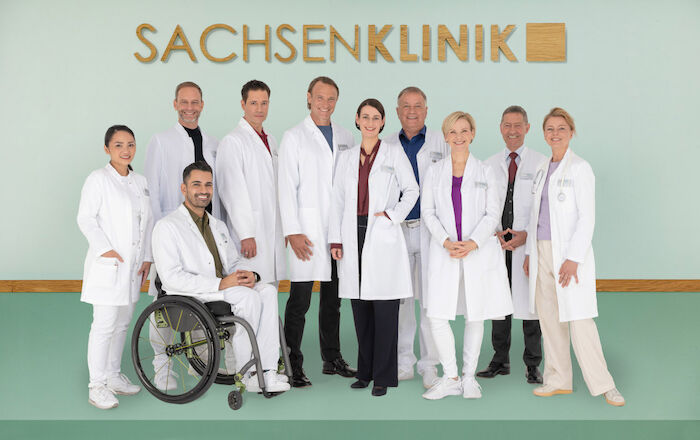 In aller Freundschaft: Das Ärzte-Team, v.l.n.r.: Mai Duong Kieu, Julian Weigend, Tan Caglar, Thomas Koch, Bernhard Bettermann, Annett Renneberg, Thomas Rühmann, Andrea Kathrin Loewig, Udo Schenk, Isabell Gerschke. Bild: Sender / mdr /Saxonia Media / Markus Nass
