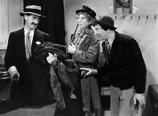 Attorney Loophole (Groucho Marx, li.) und seine beiden Kumpane Antonio (Chico Marx, re.) und "Punchy" (Harpo Marx) sind auf der Suche nach den gestohlenen 10.000 Dollar eines Zirkusdirektors. Bild: Sender