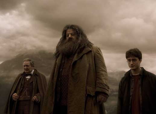 Um an die wahren Erinnerungen von Zaubertrank-Professor Horace Slughorn (Jim Broadbent, l.) zu kommen, macht sich ein mit einem Glücklichkeitsserum gestärkter Harry Potter (Daniel Radcliffe, r.) auf, gemeinsam mit Rubeus Hagrid (Robbie Coltrane, M.) und dem Prof einen gemütlichen Abend zu verbringen.Bild: Sender / Warner Brothers