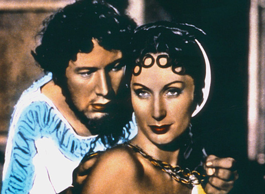 Die buhlerische Poppaea (Patricia Laffan) ist die zweite Frau Kaiser Neros (Peter Ustinov). Um sie heiraten zu können, hat er seine erste Gemahlin Octavia beseitigen lassen. Bild: Sender