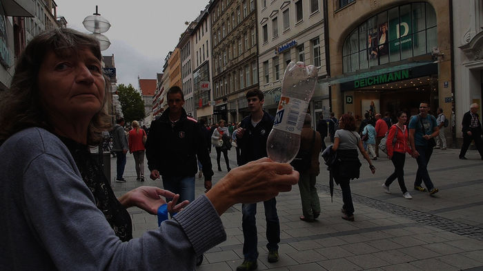 Flaschensammlerin Sabine W. bei ihrem täglichen Rundgang. Bild: Sender / ZDF / Christian Bock