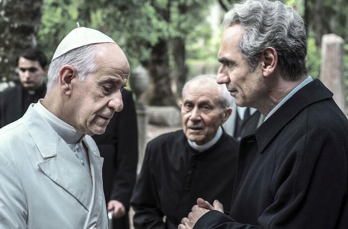Und draußen die Nacht: Auch Papst Paul VI. (Toni Servillo) versucht, seine politischen Interessen zu vertreten. Er verweigert seinem Freund Aldo Moro (Fabrizio Gifuni) die Unterstützung für dessen „historischen Kompromiss“ mit der Kommunistischen Partei. Bild: Sender / Anna Camerlingo