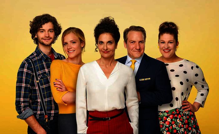Aaron Karl (Lukas Jaric), Miriam Fussenegger (Sophie), Proschat Madani (Tilia Konstantin), Robert Palfrader (Otto Cerny-Hohenburg), Selina Graf (Conny Ulrich). Bild: Sender / ORF / Thomas Ramstorfer