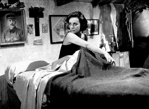 In der Höhle des Löwen? Cèlestine (Jeanne Moreau) wartet im Bett auf Joseph, den sie für einen Mörder hält. Bild: Sender/Studiocanal