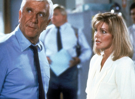 Polizeileutnant Frank Drebin (Leslie Nielsen, vorne l.) verliebt sich unsterblich in die Verdächtige Jane (Priscilla Presley, vorne r.) ... Bild: Sender / Paramount Pictures