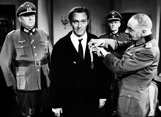 Eddie Chapman (Christopher Plummer) wird das Eiserne Kreuz durch Nazi-Offiziere verliehen. Im Bild links: Oberst Steinhäger (Gert Fröbe). Bild: Sender