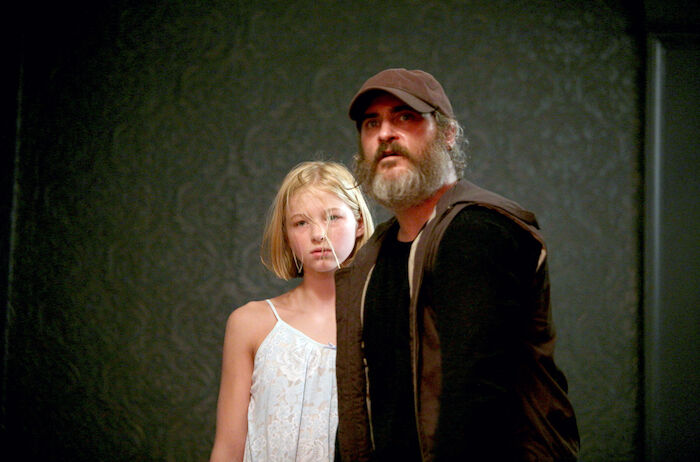 A Beautiful Day: Joe (Joaquin Phoenix) gibt im Einsatz für andere alles, so auch für Nina (Ekaterina Samsonov). Doch kann er sich aus den Fängen der eigenen Traumata befreien? Bild: Sender / Constantin Film Verleih
