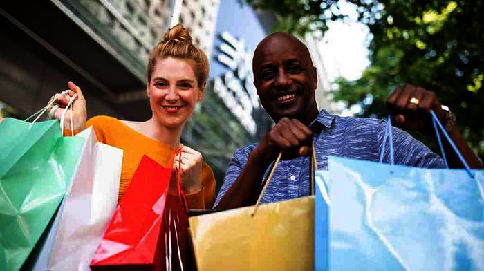 Annabell Neuhof und Yared Dibaba, die Presenter des neuen 45-minütigen ARD-Formats „Der beste Deal“. Bild: Sender / WDR / Ben Knabe