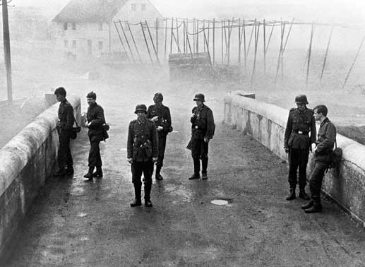 Kurz vor Ende des Zweiten Weltkriegs erhalten die Oberschüler Hans (Folker Bohnet), Albert (Fritz Wepper), Walter (Michael Hinz), Jürgen (Frank Glaubrecht), Klaus (Volker Lechtenbrink), Sigi (Günther Hoffmann) und Karl (Karl Michael Balzer) den Auftrag, eine Brücke in ihrem Heimatort zu verteidigen.
Bild: Sender