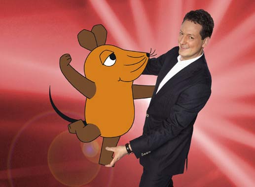 "Frag doch mal die Maus" geht mit frischen Wind in die neue Runde: Zum ersten Mal führt Dr. Eckart von Hirschhausen durch die große Familienshow am Samstagabend. Bild: Sender