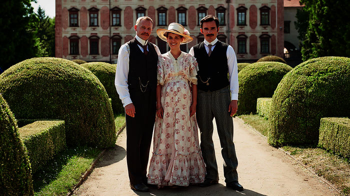 Ottilie (Kristin Suckow) muss sich zwischen Alexander Graf zu Castell-Rüdenhausen (Johannes Zirner). und Philipp von Brand zu Neidstein (Hannes Wegener) entscheiden. Bild: Sender /  ARD Degeto / Martin Spelda