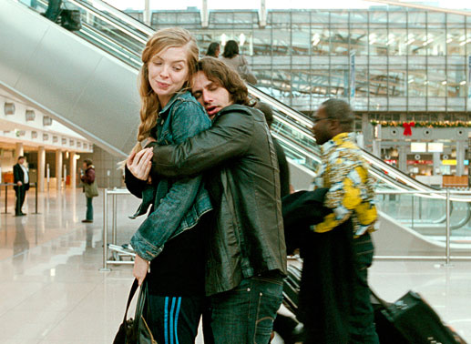 Nadine (Pheline Roggan) und Zinos (Adam Bousdoukos). Bild: Sender / corazón international