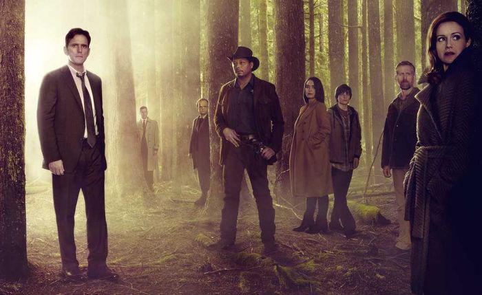 Gruppenaufnahme im Wald von Beverly Brown (Juliette Lewis), Krankenschwester Pam (Melissa Leo), Ethan Burke (Matt Dillon), Adam Hassler (Tim Griffin), Dr. Jenkins (Toby Jones), Sheriff Pope (Terrence Howard), Theresa Burke (Shannyn Sossamon) und Ben Burke (Charlie Tahan). Bild: Sender / FOX International