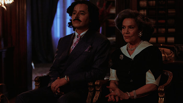 Rudolph Moshammer (Thomas Schmauser) und Else Moshammer (Hannelore Elsner) warten auf "Dudu" Graf von Antzenberg. Bild: Sender / ORF / BR / Producers at Work / Julie Vrabelova