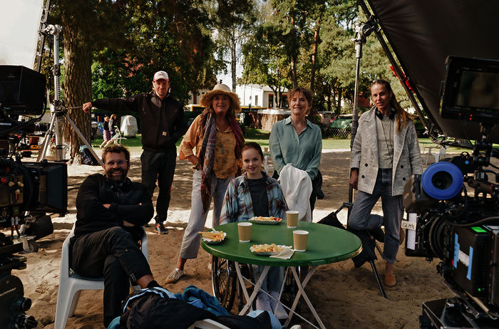 Rolle Rosalie (Jutta Speidel), Rolle Karla (Paula Hartmann), Rolle Margret (Ruth Reinecke), Regisseur Hanno Olderdissen, Kameramann Marc Achenbach, Produzentin Anne Wendt. Bild: Sender / ARD Degeto / Stefan Erhard