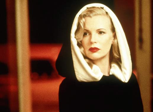 Kim Basinger als mysteriöse Lynn Bracken. Bild: Sender