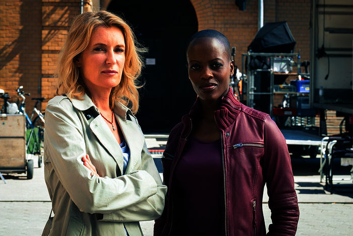 Charlotte Lindholm (Maria Furtwängler) und Anaïs Schmitz (Florence Kasumba). Bild: Sender / NDR / Christine Schroeder