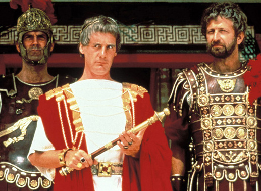 Der grimmige Pontius Pilatus (Michael Palin, Mi.), der Befehlshaber der Palastwache (John Cleese, li.) und der hohe Gast aus Rom (Terry Jones, re.) sind von Brians Eskapaden nicht sehr begeistert. Bild: Sender