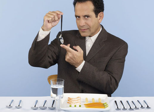 Der geniale Ermittler Monk (Tony Shalhoub) überrascht sein Umfeld und die Zuschauer mit immer neuen, abstrusen Ängsten. Ein krankhafter Ordnungswahn 'rundet' die Sache ab. Bild: Sender