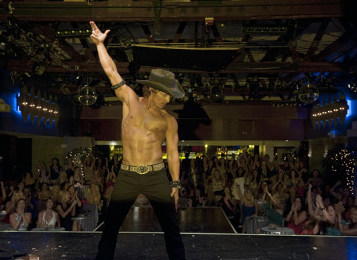 Strip-Club Besitzer Dallas (Matthew McConaughey) heizt dem weiblichen Publikum ein. Bild: Sender / Concorde / Claudette Barius