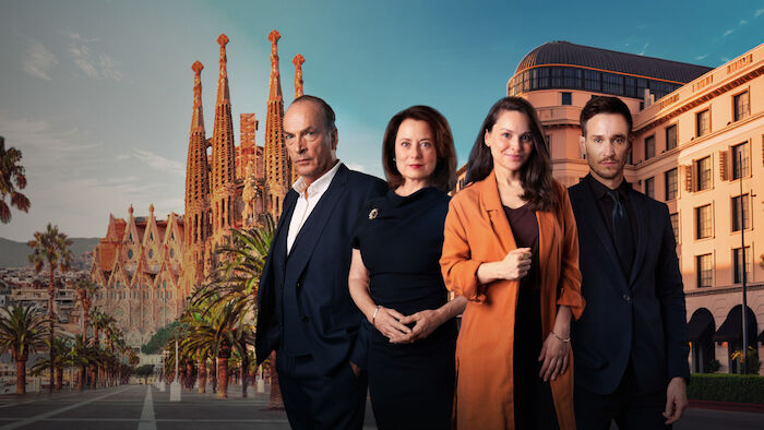 Hotel Barcelona: Viktor Hansen (Herbert Knaup), Isabel Santos (Inka Friedrich), Laura Santos (Mina Tander), Mateo Bonachera (Vladimir Burlakov). Bild: Sender / ZDF / Lucía Faraig / [M] FeedMe. 