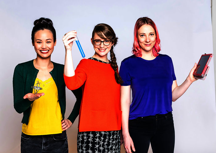 Die Physikerin Linh, die Informatikerin Johanna und die Biochemikerin Patrizia wollen neugierig machen auf die MINT-Fächer und zeigen, wieviel Wissenschaft im Alltag von Jugendlichen steckt. Bild: Sender / ZDF / Martin Vogel