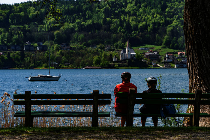 Zwischen Segelboot und Stiftskirche: Maria Wörth am Wörthersee. Bild: Sender