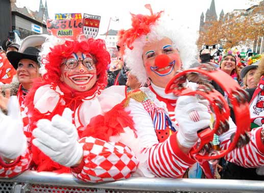 Karnevalisten auf dem Heumarkt in Köln. Bild: Sender/Fulvio Zanettini