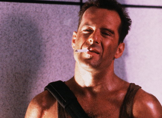 Um ein gemeinsames Weihnachtsfest erleben zu können, reist der New Yorker Polizist John McClane (Bruce Willis) nach Los Angeles zu seiner Frau - zum Feiern kommen sie jedoch nicht ... Bild: Sender / 20th Century Fox
