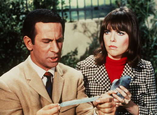 Maxwell Smart alias Agent 86 (Don Adams) und seine attraktive Kollegin Agent 99 (Barbara Feldon). Bild: Sender