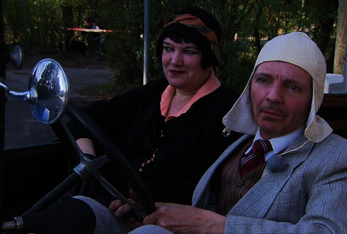 Margit und Martin Schwed in einem ihrer Oldtimer. Bild: Sender