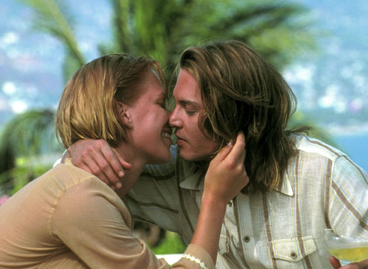 Johnny Depp küsst Franka Potente. Bild: Sender