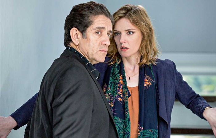 Drogenbaron El Feo (Pedro Casablanc) stattet Anna (Kate Moran) einen bedrohlichen Besuch ab und beschuldigt ihren Ehemann Farid des Drogendiebstahls. Bild: Sender / Lucia Faraig