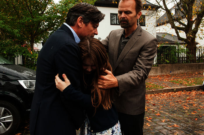 Alexandra (Geraldine Schlette) will mit ihrem Vater Markus Bach (Fritz Karl) mitgehen. Er wird von Kommissar Albert Piller (Zsolt Bacs) festgenommen. Bild: Sender / ZDF / Britta Krehl.