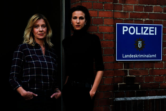 Kolleginnen: Irene Gaup (Caroline Peters) und ihre neue Kollegin Julia Jungklausen (Natalia Belitski) haben einige Hürden zu überwinden, ehe sie ein Team werden. Bild: Sender / ZDF / JULIA TERJUNG