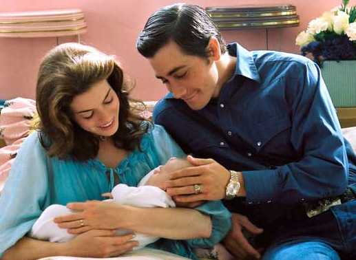 Jack (Jake Gyllenhaal), der Extrovertiertere, bekommt hingegen einen Sohn mit der temperamentvollen Karrierefrau Lureen Newsome (Anne Hathaway). Bild: Sender