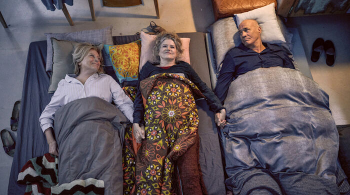 Enkel für Fortgeschrittene: Die lebenserfahrene Philippa (Barbara Sukowa) leitet jetzt zusammen mit Karin (Maren Kroymann) und Gerhard (Heiner Lauterbach) den Schülerladen ihrer Tochter. Bild: Sender / ORF / ARD Degeto / Frank Dicks
