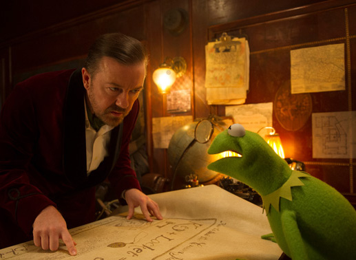 Ricky Gervais in „Muppets Most Wanted“. Bild: Sender / Disney Enterprises.