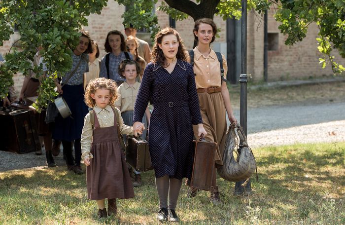 Tilla und den Kindern bleibt beim Anblick der Villa Mund offen (Amy Lee Wörgötter, Sophie Stockinger, Muriel Wimmer). Bild: Sender / Graf Film / Volker Gläser