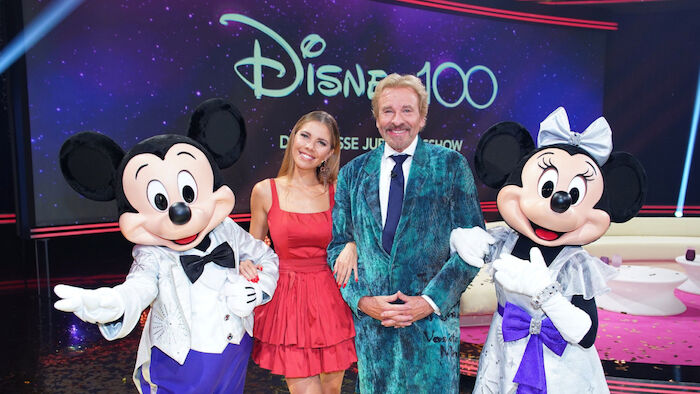 Disney100 - Die große Jubiläumsshow: Thomas Gottschalk und Victoria Swarovski Micky und Minnie Maus. Bild: Sender / RTL / Stefan Gregorowius