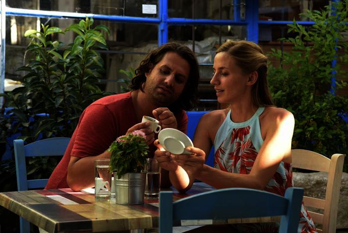 In "Ein Sommer auf Zypern" flirten Elyas Basdekis (Adam Bousdoukos) und Tina Driesen (Annika Blendl) beim Kaffesatzlesen. Bild: Sender / ZDF / Christiane Pausch